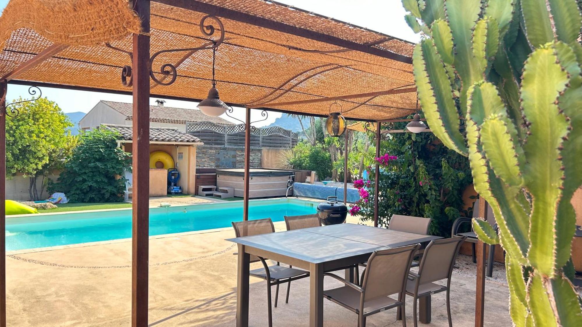 2 Hebergements - 10 Couchages - Parking, Piscine, Jacuzzi - Convivialite Roquebrune-sur Argens Kültér fotó